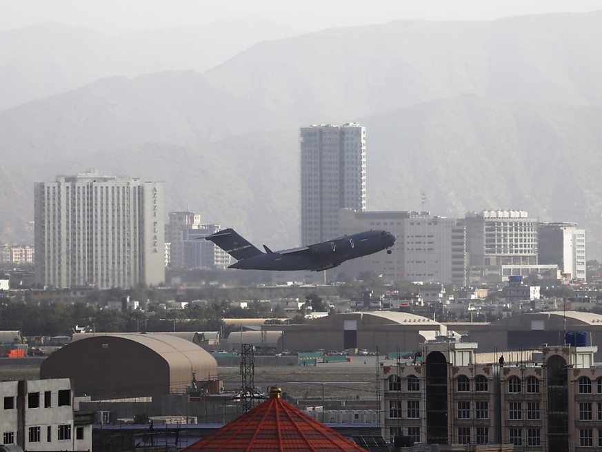 Un avion militaire d