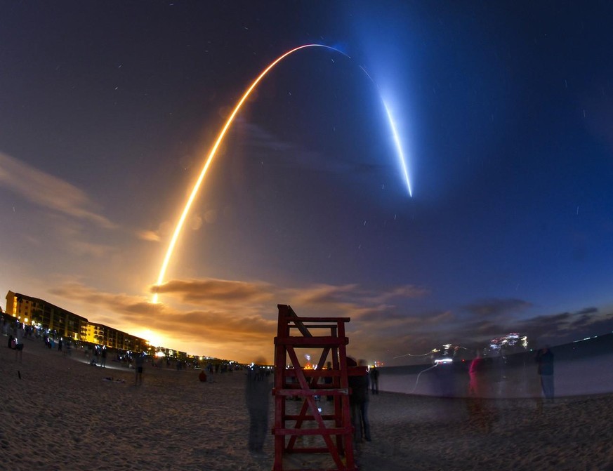 Décollage d'une capsule Falcon9 de Space X le 23 avril 2021, le même modèle que celui au bord duquel s'est envolé l'équipe de Crew-3.