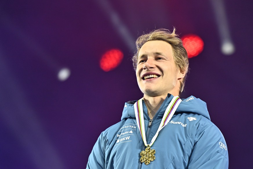 Marco Odermatt a remporté deux médailles d'or aux Championnats du monde de ski alpin, en descente et en géant.