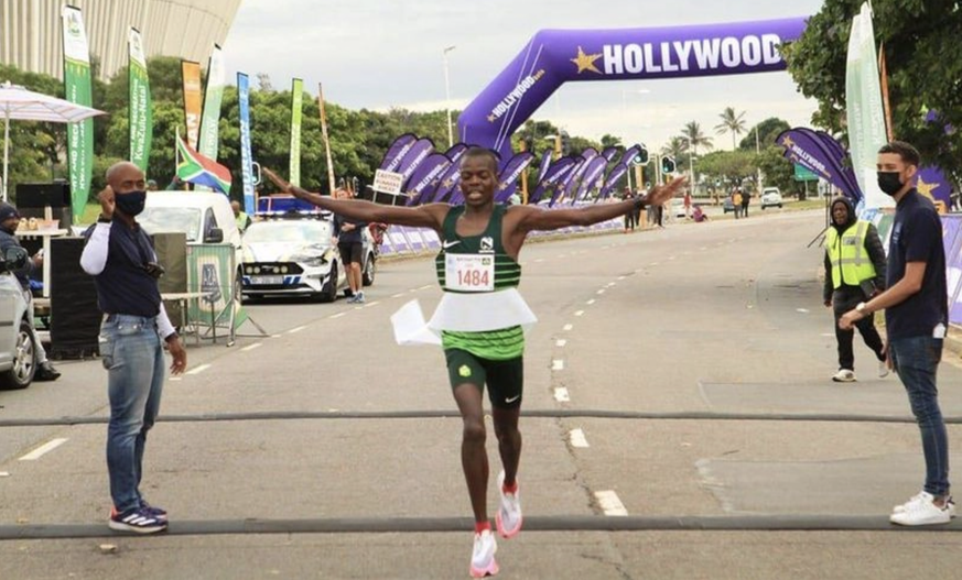 Isaac Mpofu a franchi la ligne en vainqueur avant d'être déclassé. 