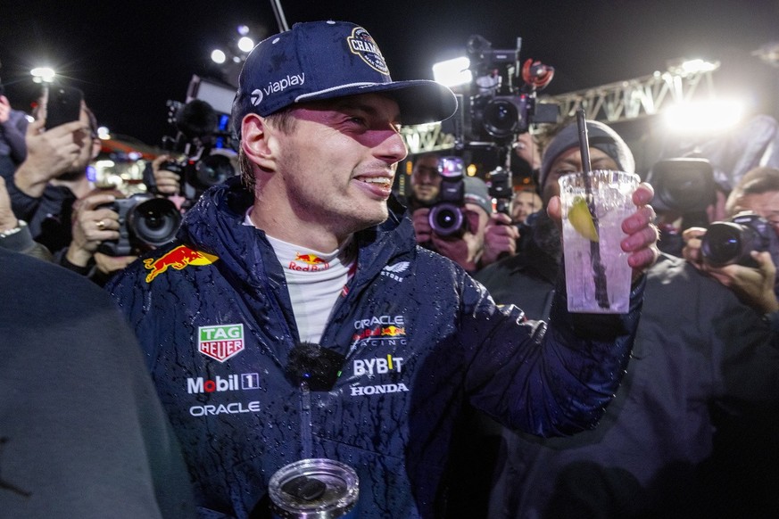 epaselect epa11737841 Red Bull Racing driver Max Verstappen of Netherlands celebrates during a post race team celebration following the Formula One Las Vegas Grand Prix at the Las Vegas Strip Circuit  ...