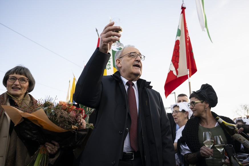 Le president de la confederation nouvellement elu Guy Parmelin trinque avec la foule, lors de la celebration de son election a la presidence du Conseil federal, ce jeudi 18 decembre 2025 en gare d ...