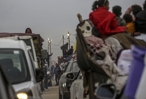 epa11884951 Palestinians travel from the southern Gaza Strip towards the north following the withdrawal of Israeli troops from the Netzarim Corridor, central Gaza Strip, 09 February 2025. The Israeli  ...