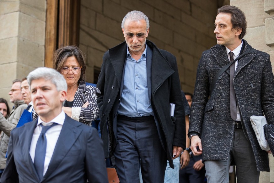 Swiss leading Islamic scholar Tariq Ramadan (center) leaves with his lawyers Guerric Canonica (left), Yael Hayat (2nd from left) and Philippe Ohayon (right) the Geneva&#039;s courthouse for a first da ...