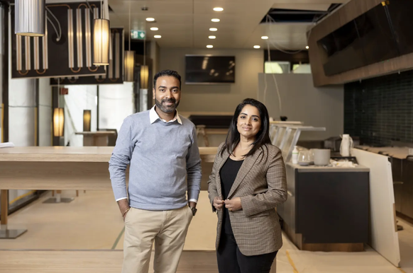 Anitha Sivakumar (à droite) et son partenaire Sarankan Ravendran sur le chantier de leur restaurant de la Limmatstrasse à Zurich.