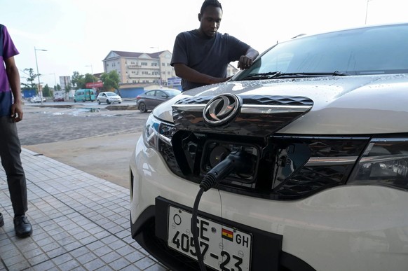 Voiture électrique en cours de recharge à Accra, au Ghana.