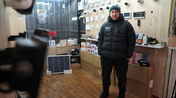 Der 36-jährige Wolodymyr Ljach hat sich 2023 selbstständig gemacht mit einem Geschäft für Sicherheitssysteme, wie etwa Videoüberwachungskameras. Er verkauft die Systeme hier auf einem Markt am Stadtra ...