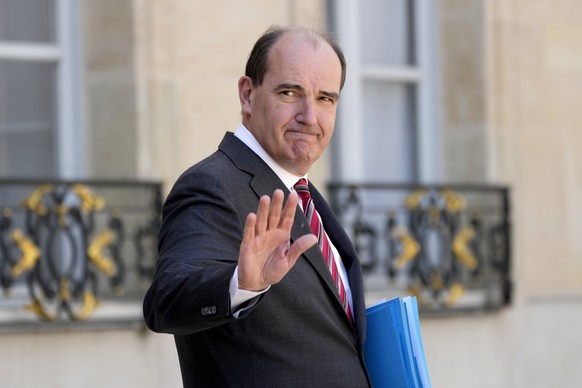 France&#039;s Prime Minister Jean Castex waves as he leaves after the weekly cabinet meeting, at the Elysee Palace, in Paris, Wednesday, May 11, 2022. (AP Photo/Francois Mori)