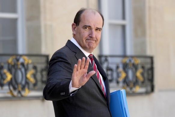 France&#039;s Prime Minister Jean Castex waves as he leaves after the weekly cabinet meeting, at the Elysee Palace, in Paris, Wednesday, May 11, 2022. (AP Photo/Francois Mori)