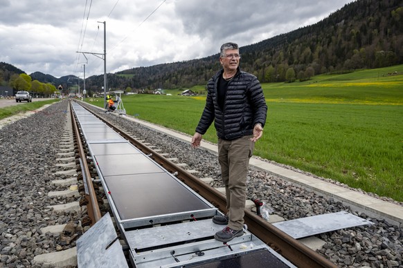 Joseph Scuderi, directeur de Sun Ways installe la premiere centrale solaire amovible sur voie ferree ouverte au trafic de l&#039;entreprise Sun Ways le mardi 22 avril 2025 a Buttes dans la commune de  ...