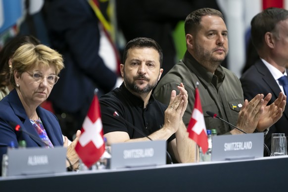 epa11415496 Ukrainian President Volodymyr Zelensky (C), Swiss Federal President Viola Amherd (L), and Ukraine&#039;s Head of the presidential Office of Ukraine Andriy Yermak (R) applaud during the ple ...