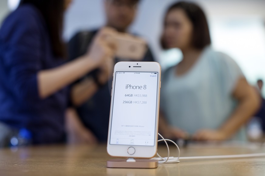 epa07223150 (FILE) - An Apple iPhone 8 is displayed at an Apple Store in Hong Kong, China, 22 September 2017 (reissued 11 December 2018). According to media reports, a Chinese court has imposed a ban  ...