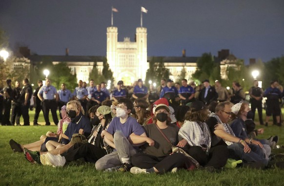 Protesters in support of Palestinians link arms as police prepare to arrest them on Washington University&#039;s campus in St. Louis, Saturday, April 27, 2024. (Christine Tannous/St. Louis Post-Dispat ...