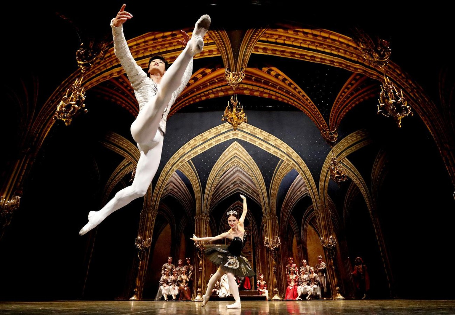 Le mardi 21 août 2018, les danseurs Kimin Kim et Yulia Stepanova du Ballet de Saint-Pétersbourg interprètent Swan Lake lors d'un appel photo au théâtre Coliseum de Londres.