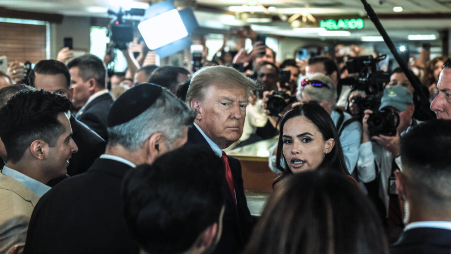 Donald Trump, en plein bain de foule dans un restaurant cubain de Miami, quelques minutes après son inculpation au tribunal.