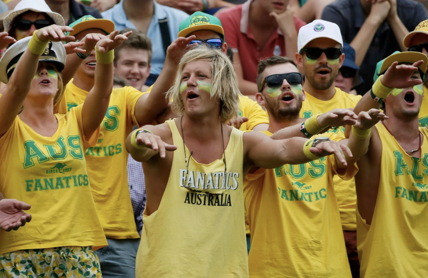 Loin des convenances dont s'embarrassent Paris et Londres, l’Open d’Australie revendique une exubérance potache dont il est à la fois fier et navré.