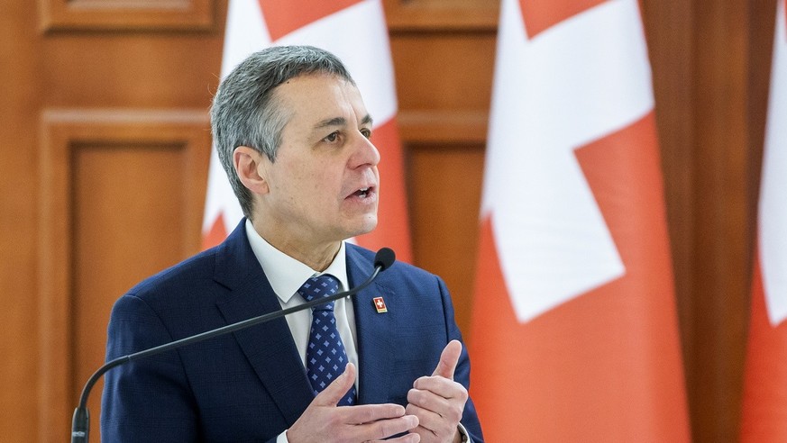 Le président suisse Ignazio Cassis fait un geste lors d&#039;une conférence de presse conjointe avec la présidente moldave Maia Sandu (non représentée), pendant sa visite officielle au palais présiden ...