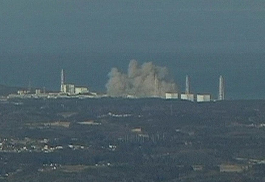 De la fumée s&#039;échappe de la centrale nucléaire.