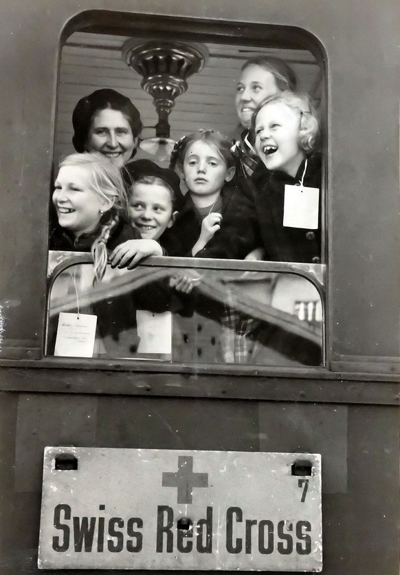 Des enfants de réfugiés à la fenêtre d’un train mis en place par la Croix-Rouge suisse, vers 1944.