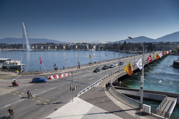 Vue du Pont du Mont-Blanc pratiquement sans circulation et de son trafic routier et sans embouteillages, cela en raison du coronavirus COVID-19, ce mercredi 18 mars 2020 a Geneve. (KEYSTONE/Martial Tr ...
