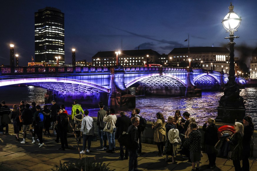 epa10184696 People queue in Victoria Tower Gardens to pay their respects to Britain's Queen Elizabeth II lying in state at the Palace of Westminster in London, Britain, 14 September 2022. The que ...