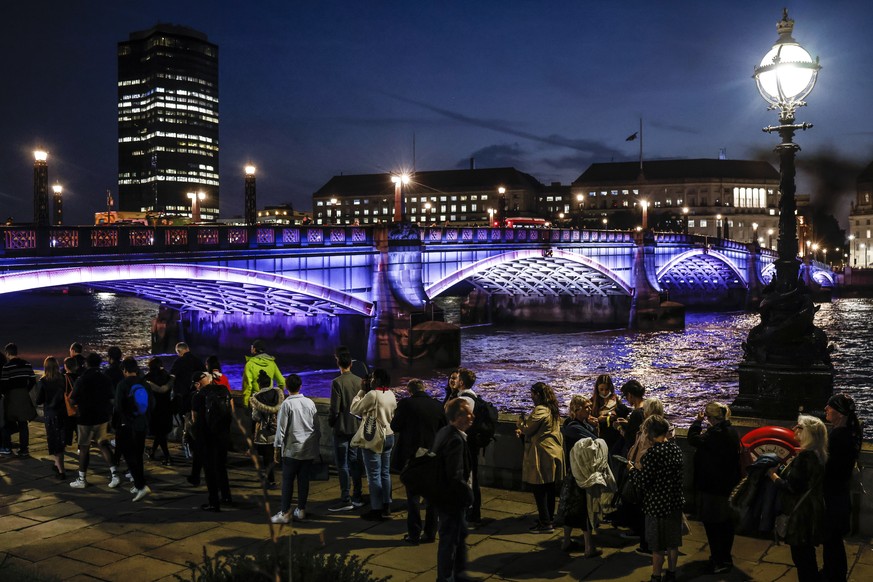 epa10184696 People queue in Victoria Tower Gardens to pay their respects to Britain&#039;s Queen Elizabeth II lying in state at the Palace of Westminster in London, Britain, 14 September 2022. The que ...