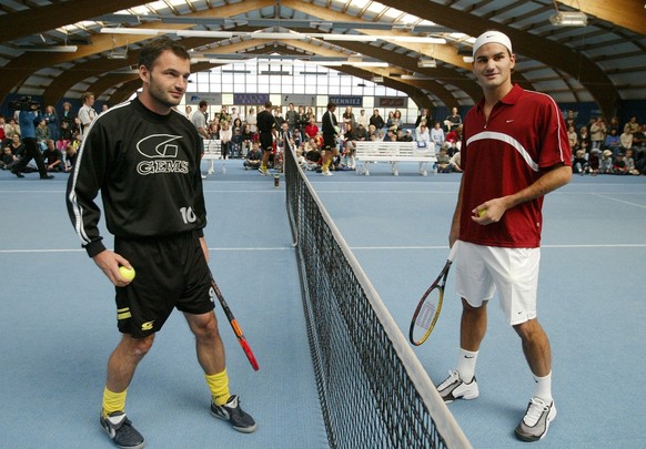 Wimbeldonsieger Roger Federer, rechts, spielt sich mit YB- Stuermer Stephane Chapuisat ein, am Mittwoch, 24. September 2003 in Herrenschwanden bei Bern. Federer spielt mit verschiedenen Akteuren von d ...