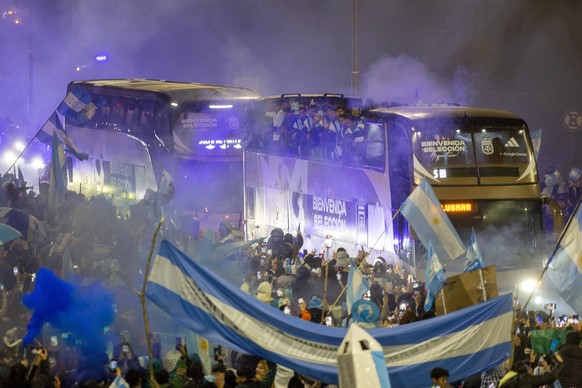 epa13123936 Fans welcome Argentina players following their return from the FIFA World Cup 2026 in Ezeiza, Buenos Aires province, Argentina, 20 July 2026. Argentina lost 1-0 to Spain in the final on 19 ...