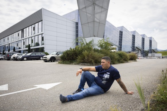 Der Mitarbeiter Luis sitzt vor dem Gebauede des Matallbauunternehmens Progin SA, am Dienstag, 3. September 2024, in Bulle. Die Mitarbeiter wurden am letzten Freitag darueber informiert, dass die Firma ...
