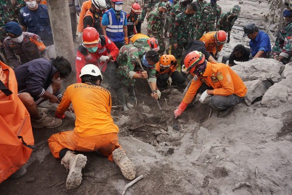 Le 6 décembre, des sauveteurs ont recherché le corps d'une victime ensevelie dans des cendres volcaniques après l'éruption du mont Semeru.