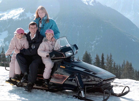 === UK OUT === VER02-19980219-VERBIER, SWITZERLAND: The Duchess of York with former husband the Duke of York, during a photocall with their daughters Princesses Beatrice (R), nine, and seven-year-old  ...