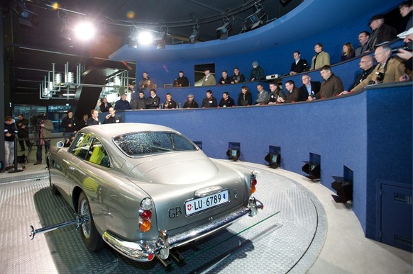 Beat Roos von Roos Engineering Ltd. stellt den &quot;James Bond Aston Martin DB5 Jg. 1964&quot; im Verkehrshaus der Schweiz, Luzern vor, am 10. Dezember 2010. Beat Roos ist der Restaurator des Fahrzeu ...
