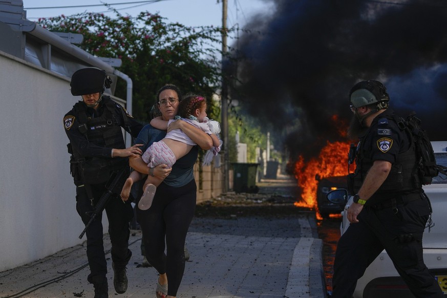 Des habitants d'Ashkelon, dans le sud d'Israël, évacués par la police.
