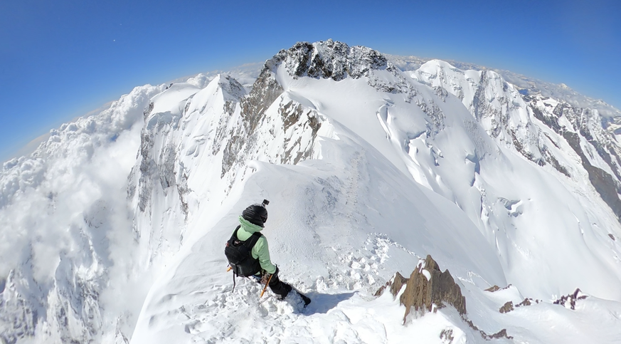 Géraldine Fasnacht au sommet du Nordend, avant d'entamer la descente en snowboard.
