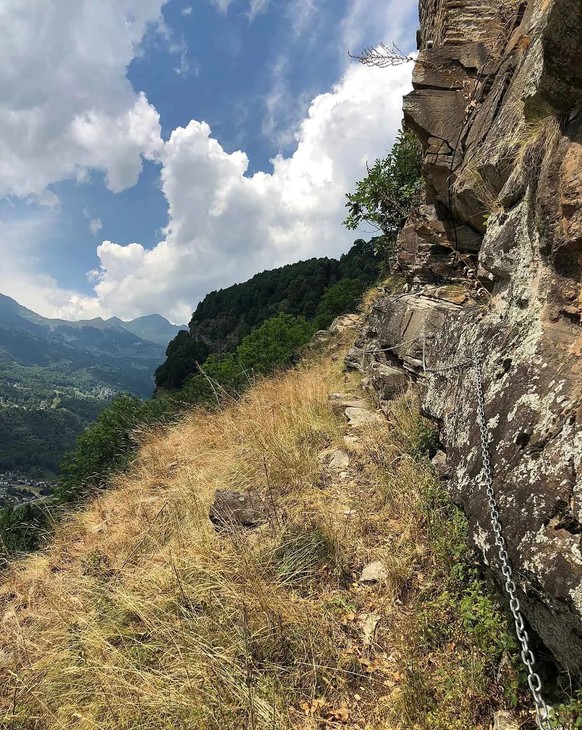 La montée vers le Dongio I s’effectue à pied, par un sentier étroit. À gauche, le ravin descend à pic jusqu’à la vallée. L’ouvrage était donc très facile à défendre contre d’éventuels ennemis.
https:/ ...
