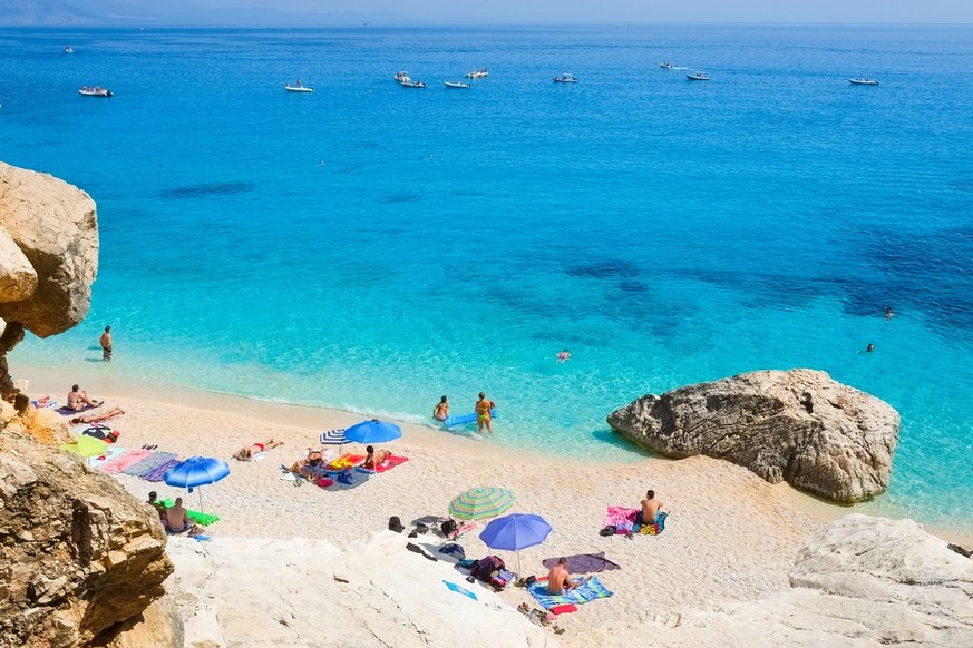 Une plage en Sardaigne. En Italie, près de 90% des eaux de baignade sont d&#039;excellente qualité.