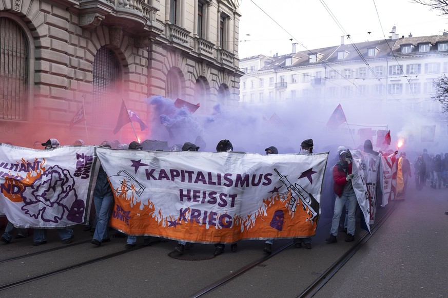 Des femmes brandissent des pancartes et scandent des slogans lors d'une manifestation marquant la Journée internationale des femmes à Zurich, en Suisse, le samedi 7 mars 2026. Le mouvement Femini ...