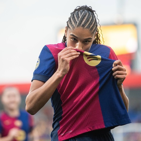 Sydney Schertenleib embrasse les armoiries du FC Barcelone après un but infligé au Madrid CFF.