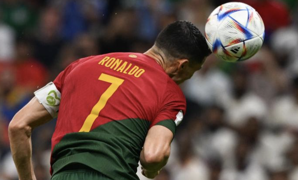 La VAR a estimé que Ronaldo n'avait pas véritablement touché le ballon mais ça s'est joué à un cheveu.