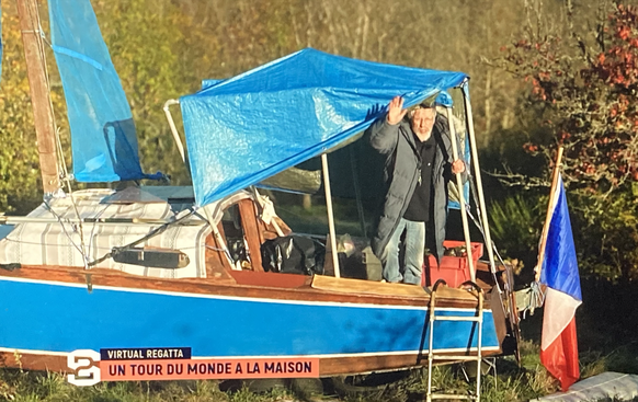 Le marin des prés a installé une bâche pour se prémunir de la pluie.