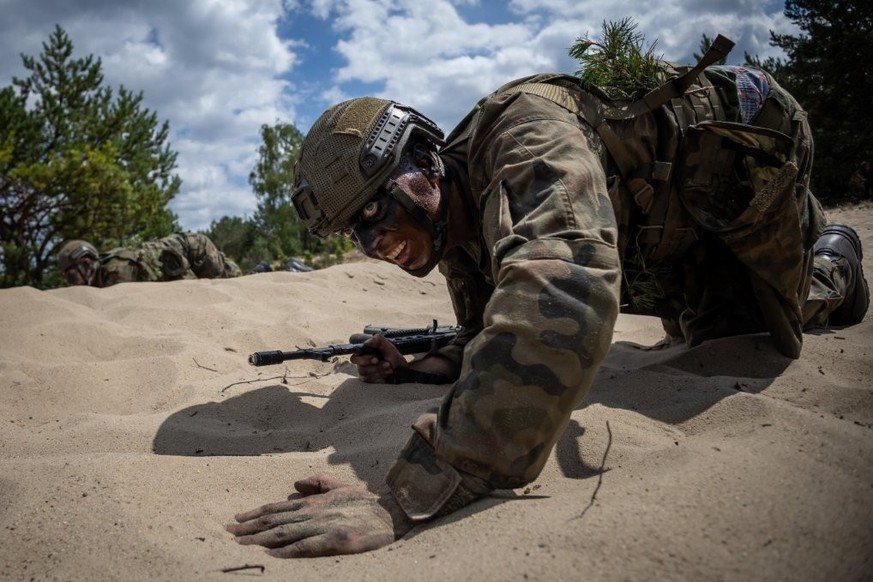 Un volontaire participe à un exercice lors d&#039;un entraînement militaire dans le cadre du projet « Vacances avec l&#039;armée », dans un champ de tir militaire situé à la périphérie de Varsovie.