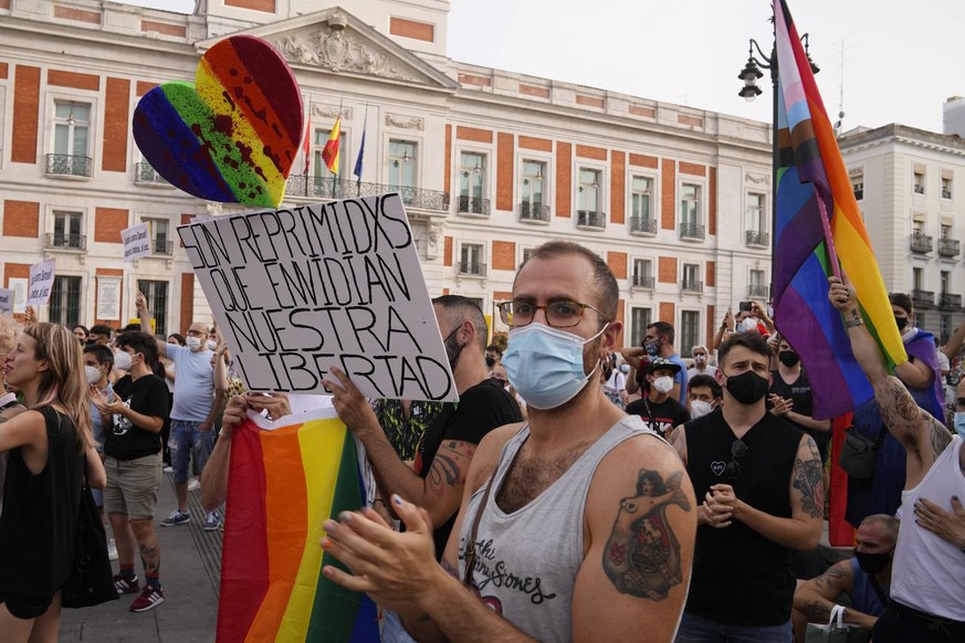 drapeau LGBT manifestation homophobie homosexuel crime Espagne Madrid Barcelone