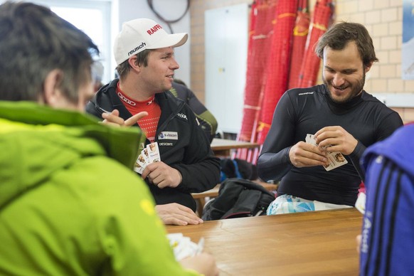 Beat Feuz, links, und Sandro Boner, vertreiben sich die Wartezeit mit Jassen, vor der Abfahrt an den Alpinen Ski Schweizermeisterschaften, am Dienstag, 24. Maerz 2015, in St. Moritz. Das Rennen wurde  ...