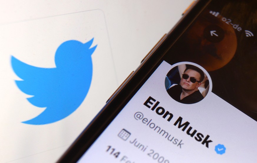 ARCHIV - 26.04.2022, Bayern, Kempten: ILLUSTRATION - Der Twitter-Account von Elon Musk ist vor dem Logo der Nachrichten-Plattform Twitter zu sehen. (zu dpa: «Twitter-Aktie unter Druck - Bericht: Musk- ...