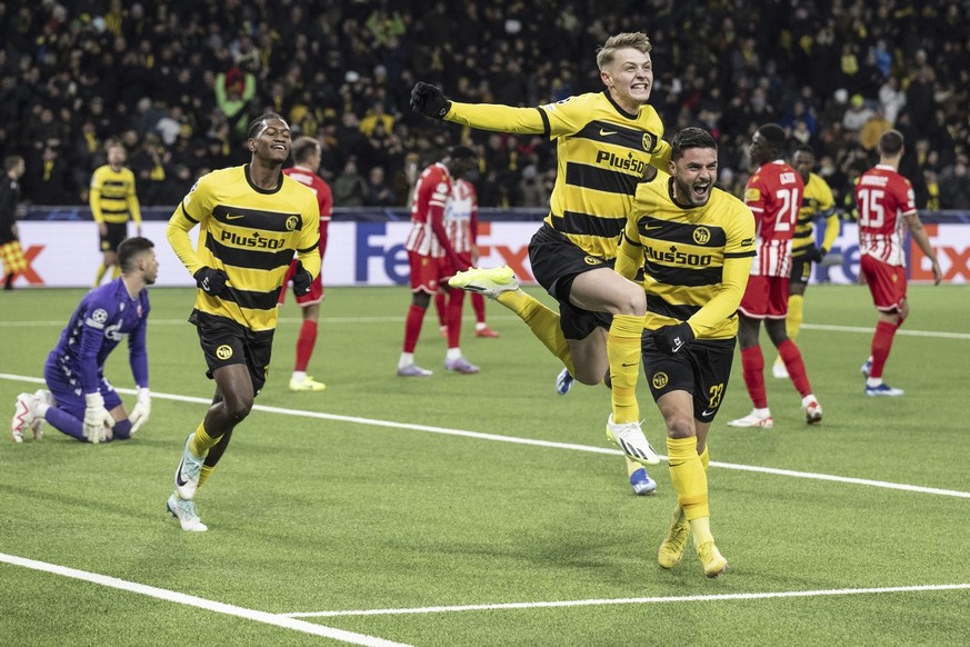 YB&#039;s Lewin Blum, center, celebrates scoring with teammates Loris Benito during the Champions League group G soccer match between Switzerland&#039;s BSC Young Boys and Serbia&#039;s FK Red Star Be ...