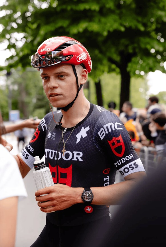 Il faut veiller à ce que les athlètes s'alimentent suffisamment, avant, pendant et après l'effort. Ici, Marius Mayrhofer tient un shaker.