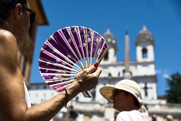 epa12202751 People take shelter from heat during a heatwave, in Rome, Italy, 28 June 2025. EPA/ANGELO CARCONI