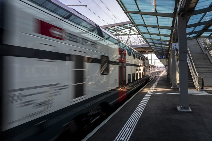 Un train CFF circule en gare lors d&#039;une conference de presse sur les nouveautes vaudoises de l&#039;horaire 2022 le vendredi 19 novembre 2021 a Renens. (KEYSTONE/Jean-Christophe Bott)