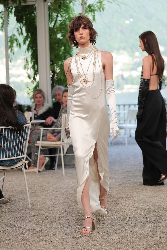 COMO, ITALY - APRIL 29: A model walks the runway at the Chanel Cruise 2025 fashion show at Villa D&#039;Este on April 29, 2025 in Como, Italy. (Photo by Jacopo Raule/Getty Images)