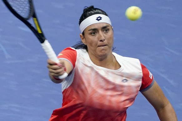Ons Jabeur, of Tunisia, returns a shot to Ajla Tomljanovic, of Austrailia, during the quarterfinals of the U.S. Open tennis championships, Tuesday, Sept. 6, 2022, in New York. (AP Photo/Seth Wenig)